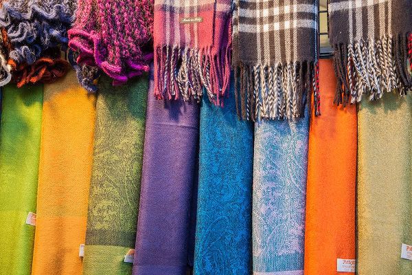 Eggers, Julie 아티스트의 Italy-Venice Colorful scarfs on display and for sale along the streets of Venice작품입니다.